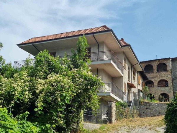 casa indipendente in vendita ad Alta Val Tidone in zona Caminata