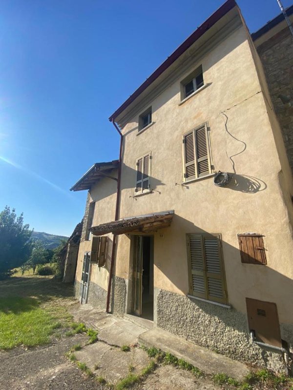 casa indipendente in vendita ad Alta Val Tidone in zona Trebecco