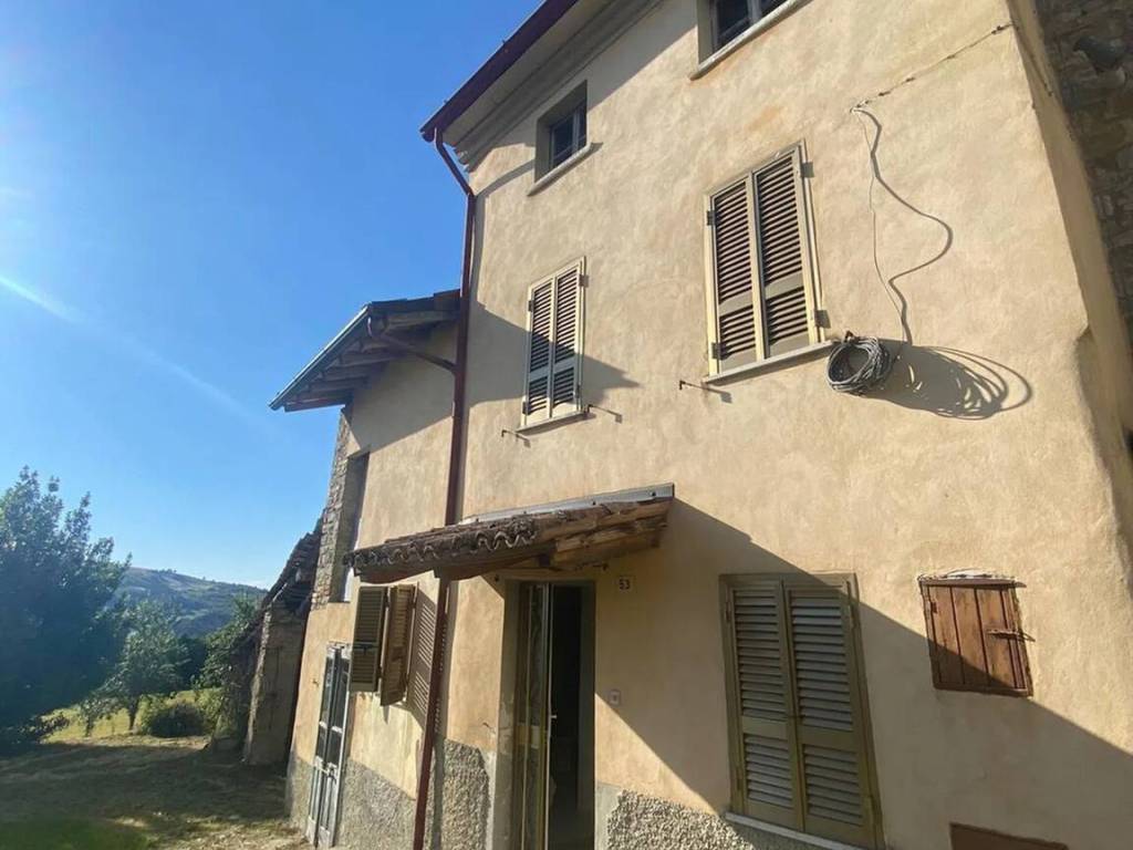 casa indipendente in vendita ad Alta Val Tidone in zona Trebecco