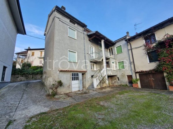 casa indipendente in vendita ad Alta Val Tidone in zona Caminata