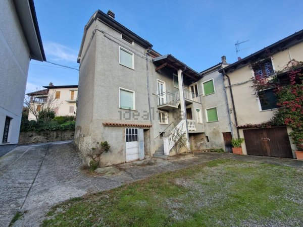 casa indipendente in vendita ad Alta Val Tidone in zona Caminata