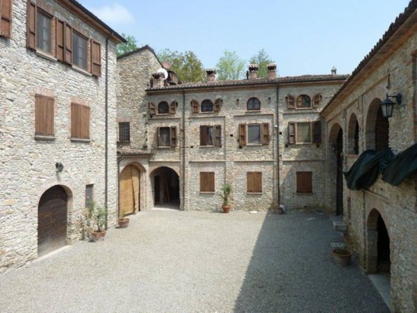 casa indipendente in vendita ad Alta Val Tidone in zona Trevozzo