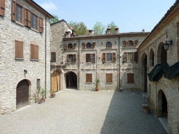 casa indipendente in vendita ad Alta Val Tidone