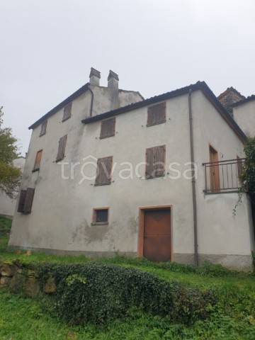 casa indipendente in vendita ad Alta Val Tidone in zona Sevizzano