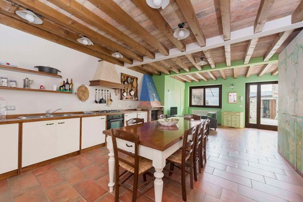 casa indipendente in vendita ad Alta Val Tidone in zona Caminata