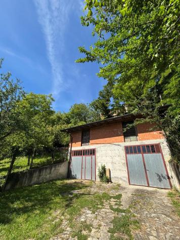 casa indipendente in vendita ad Alta Val Tidone in zona Marzonago