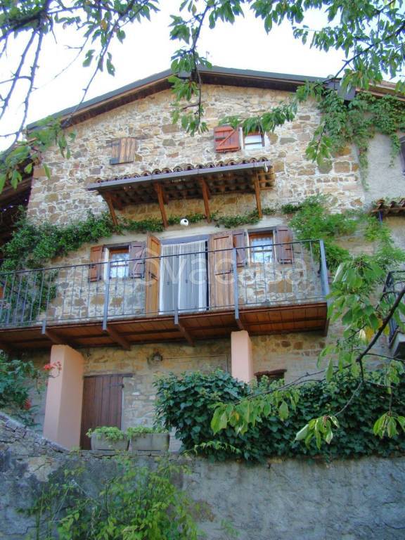 casa indipendente in vendita ad Alta Val Tidone in zona Tassara