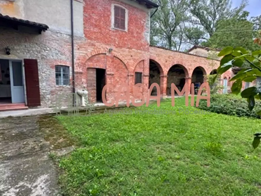 casa indipendente in vendita ad Alta Val Tidone in zona Strà