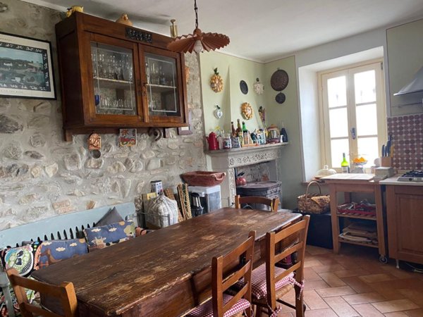casa indipendente in vendita ad Alta Val Tidone in zona Strà