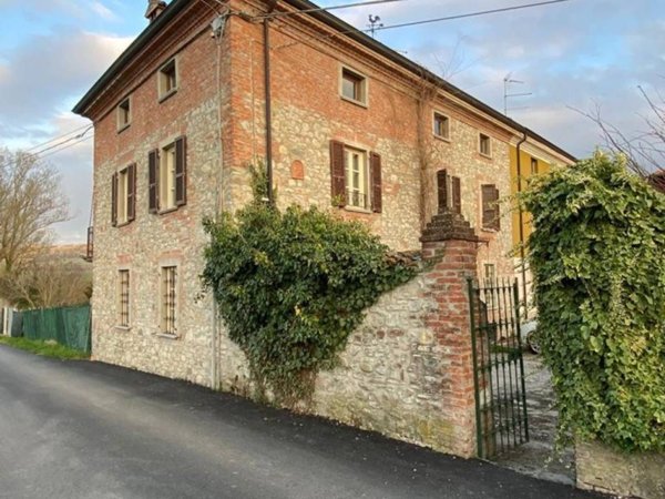 casa indipendente in vendita ad Alta Val Tidone in zona Strà