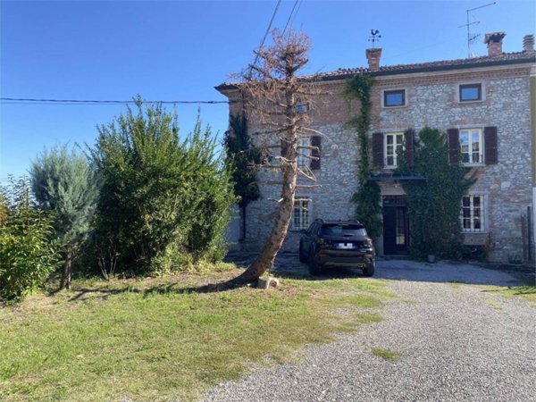 casa indipendente in vendita ad Alta Val Tidone in zona Strà