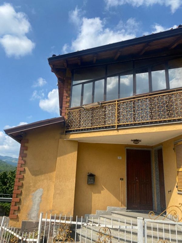 casa indipendente in vendita ad Alta Val Tidone in zona Pecorara