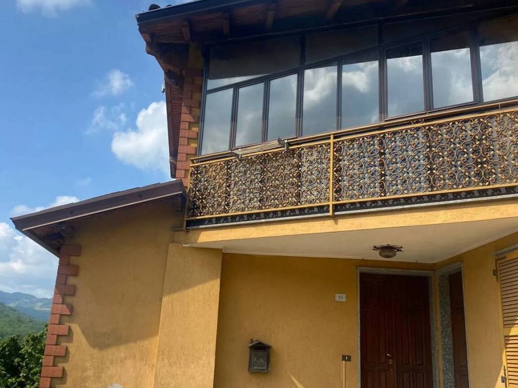 casa indipendente in vendita ad Alta Val Tidone in zona Pecorara