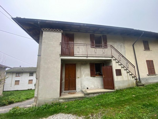 casa indipendente in vendita ad Alta Val Tidone in zona Marzonago