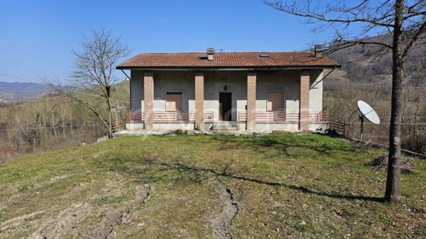 casa indipendente in vendita ad Alta Val Tidone in zona Nibbiano