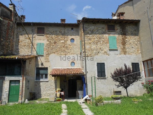 casa indipendente in vendita ad Alta Val Tidone