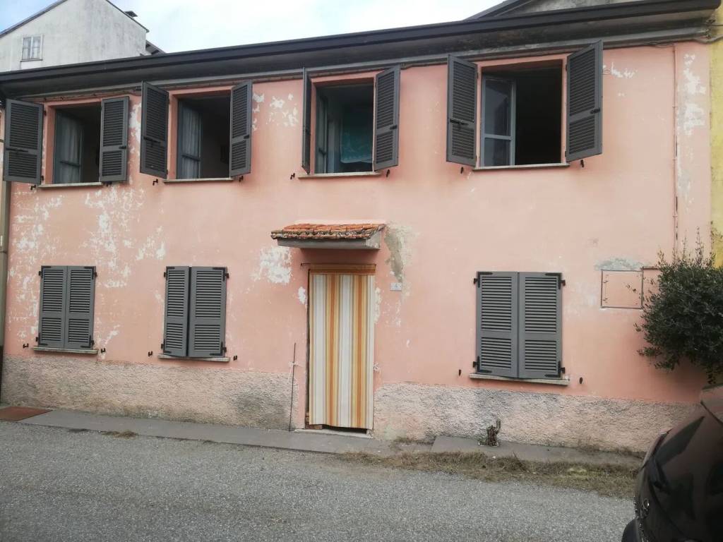 casa indipendente in vendita ad Alta Val Tidone in zona Roncaglie