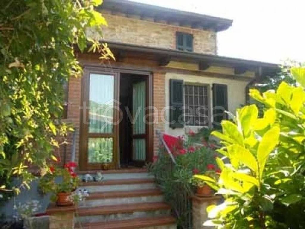 casa indipendente in vendita ad Alta Val Tidone in zona Nibbiano