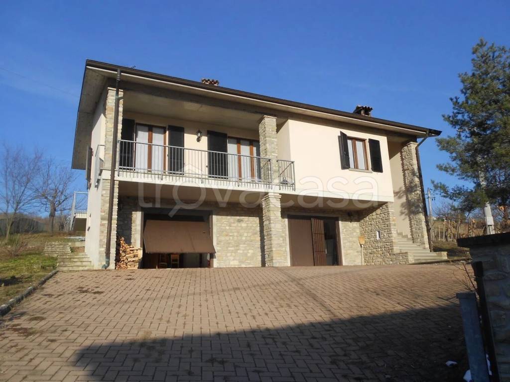 casa indipendente in vendita ad Alta Val Tidone