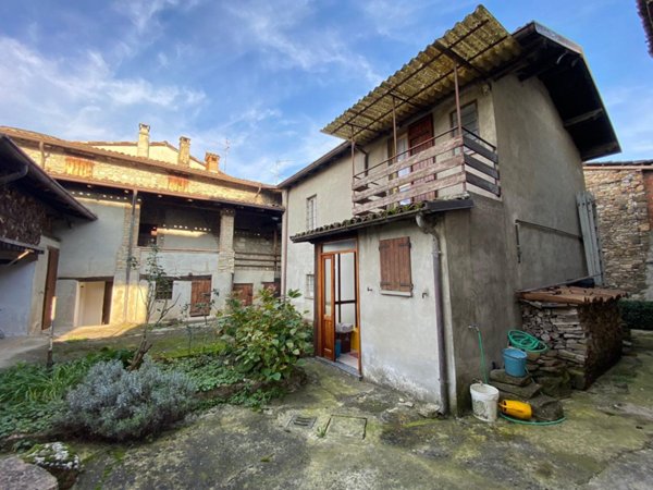 casa indipendente in vendita ad Alta Val Tidone in zona Trevozzo