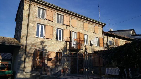 casa indipendente in vendita ad Alta Val Tidone in zona Nibbiano