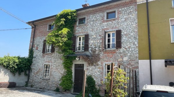 casa indipendente in vendita ad Alta Val Tidone in zona Strà