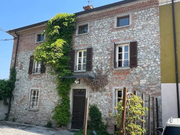 casa indipendente in vendita ad Alta Val Tidone in zona Strà