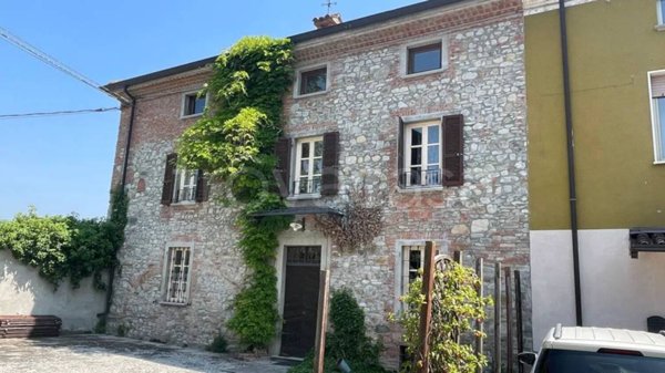 casa indipendente in vendita ad Alta Val Tidone in zona Strà