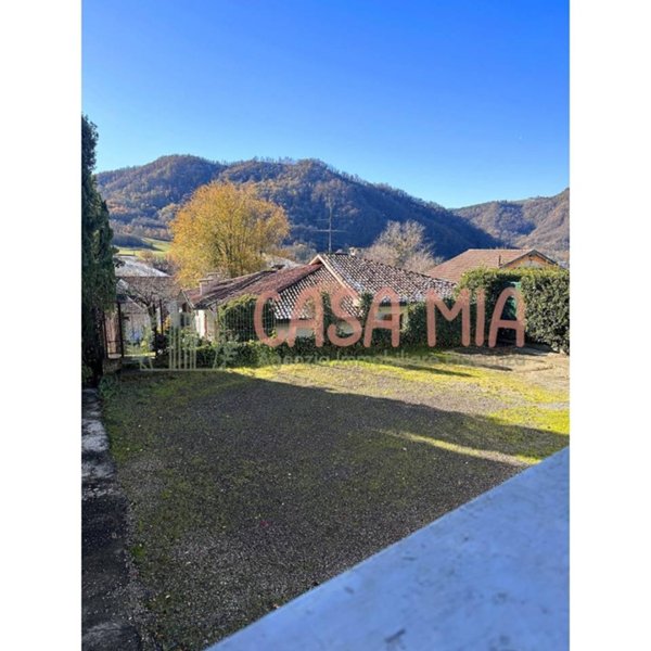 casa indipendente in vendita ad Alta Val Tidone in zona Caminata