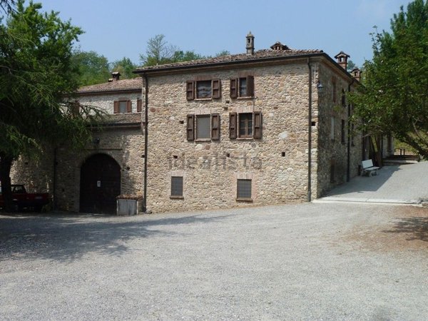 casa indipendente in vendita ad Alta Val Tidone