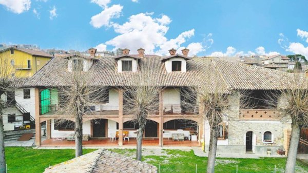 casa indipendente in vendita ad Alta Val Tidone in zona Strà