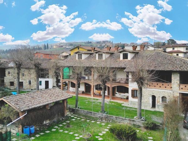 casa indipendente in vendita ad Alta Val Tidone in zona Strà
