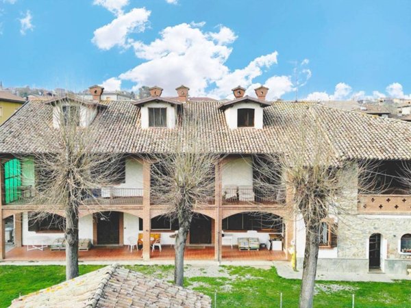 casa indipendente in vendita ad Alta Val Tidone in zona Strà