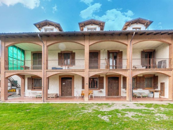 casa indipendente in vendita ad Alta Val Tidone in zona Strà