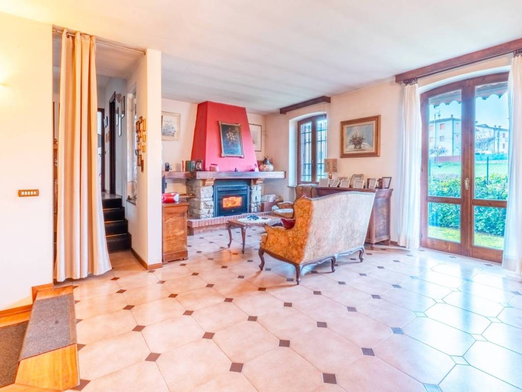 casa indipendente in vendita ad Alta Val Tidone in zona Strà