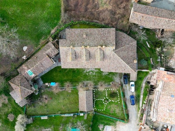 casa indipendente in vendita ad Alta Val Tidone in zona Strà