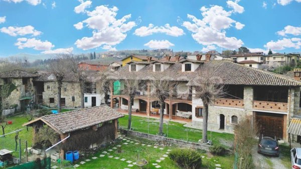 casa indipendente in vendita ad Alta Val Tidone in zona Strà