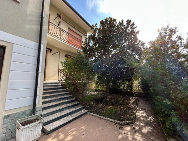 casa indipendente in vendita ad Alta Val Tidone in zona Nibbiano