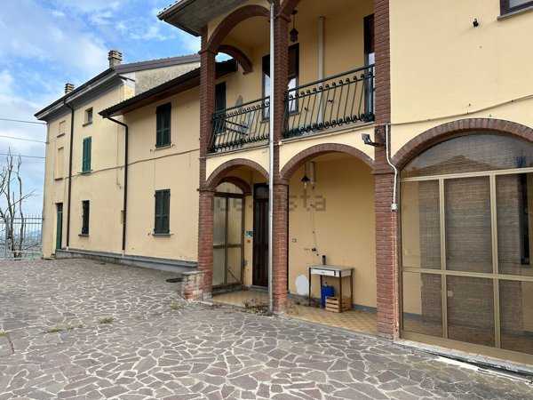 casa indipendente in vendita ad Alta Val Tidone in zona Genepreto