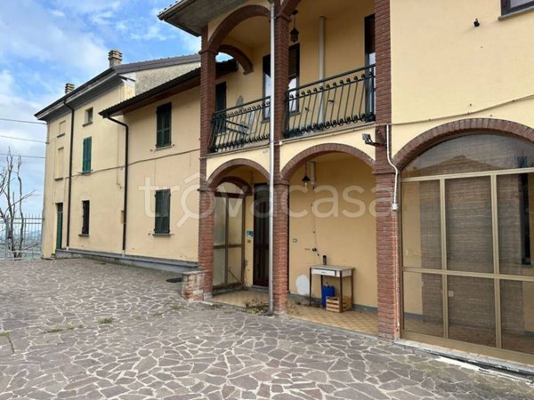 casa indipendente in vendita ad Alta Val Tidone in zona Genepreto