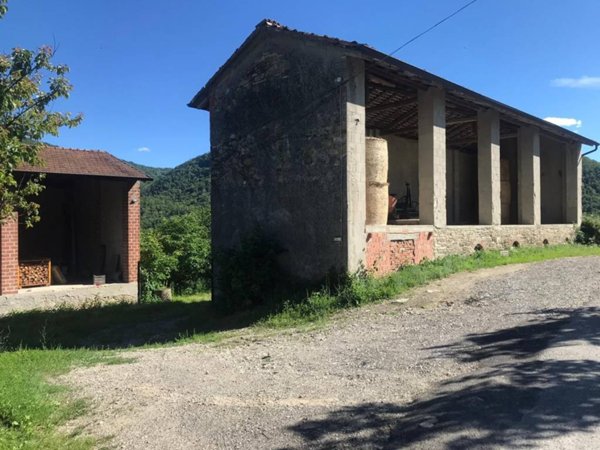 casa indipendente in vendita ad Alta Val Tidone in zona Pecorara