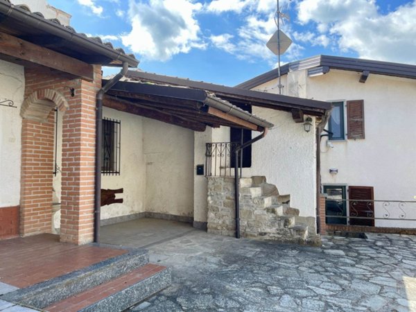 casa indipendente in vendita ad Alta Val Tidone in zona Pecorara