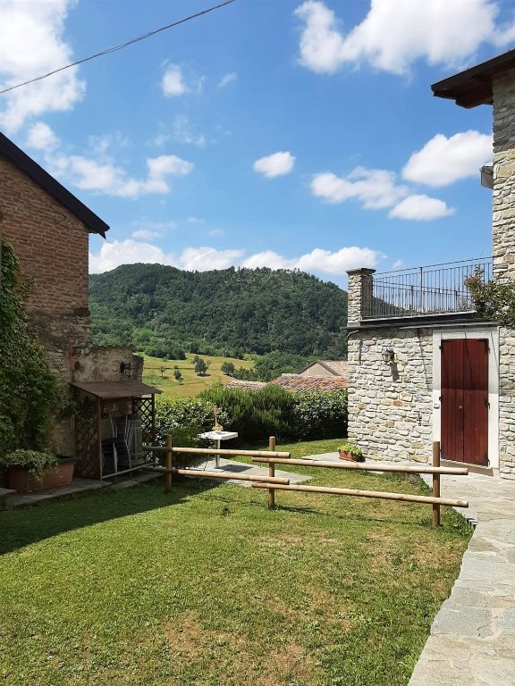 casa indipendente in vendita ad Alta Val Tidone in zona Caminata