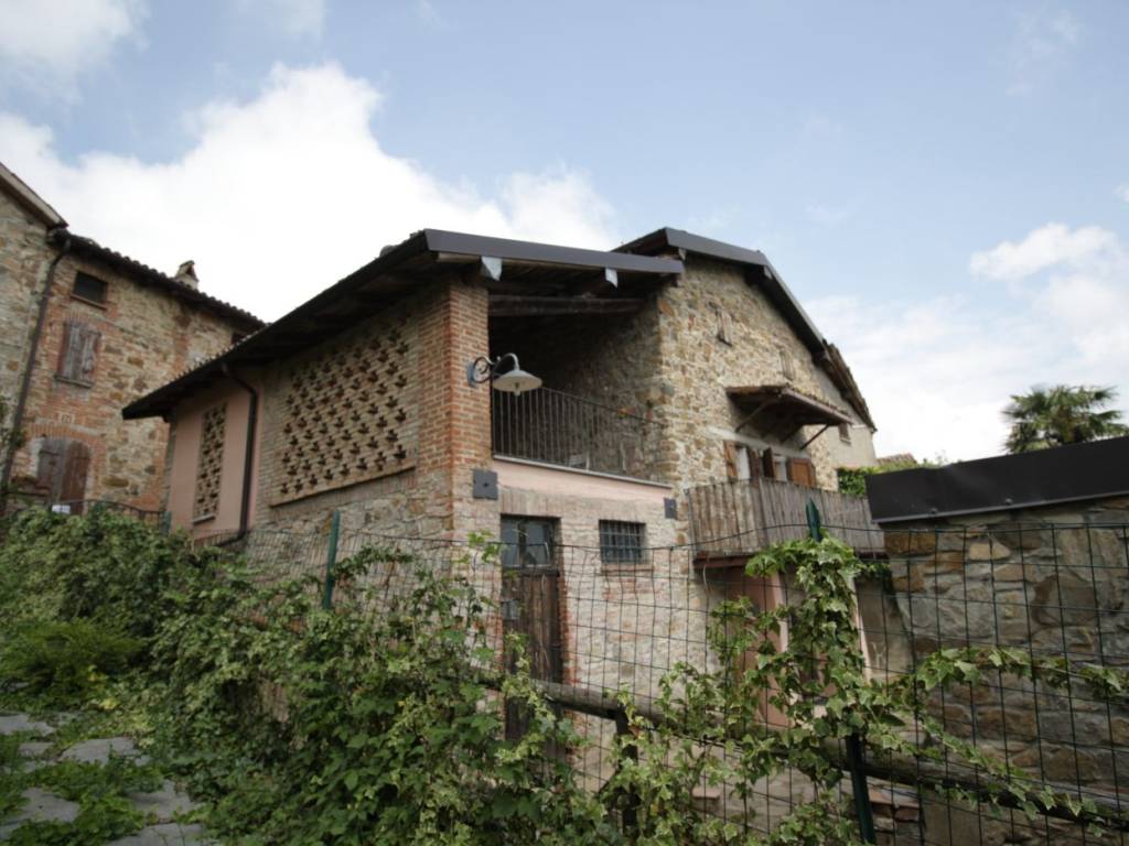 casa indipendente in vendita ad Alta Val Tidone