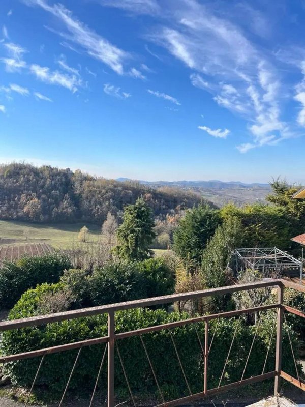 casa indipendente in vendita ad Alta Val Tidone in zona Caminata