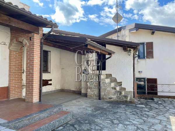 casa indipendente in vendita ad Alta Val Tidone in zona Pecorara