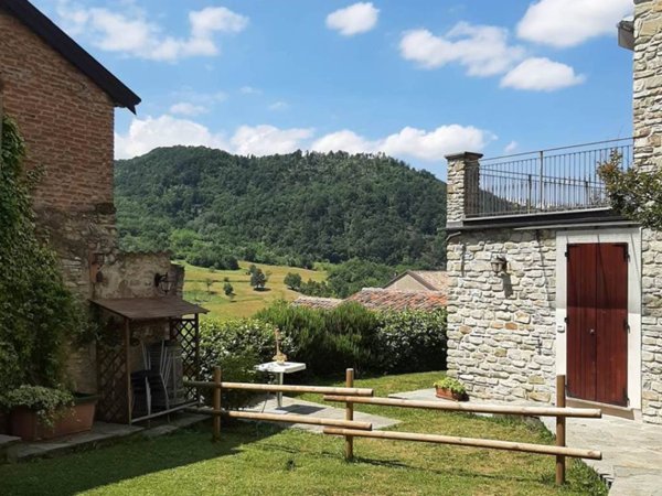 casa indipendente in vendita ad Alta Val Tidone in zona Caminata