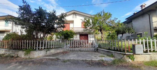 casa indipendente in vendita ad Alta Val Tidone in zona Trevozzo