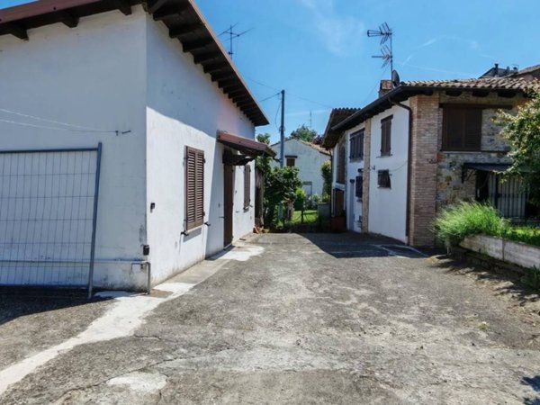 casa indipendente in vendita ad Alta Val Tidone in zona Trevozzo
