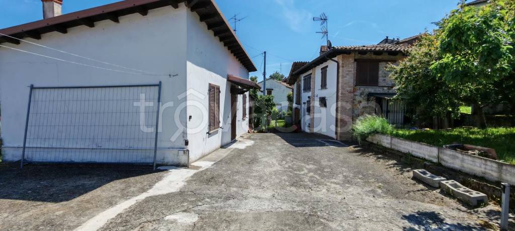 casa indipendente in vendita ad Alta Val Tidone in zona Trevozzo